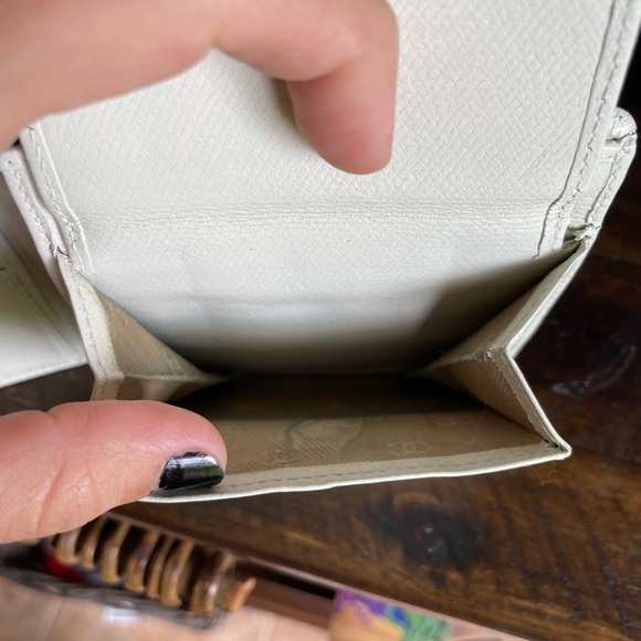 Vintage white Chanel bifold recently restored - Picture 5 of 9